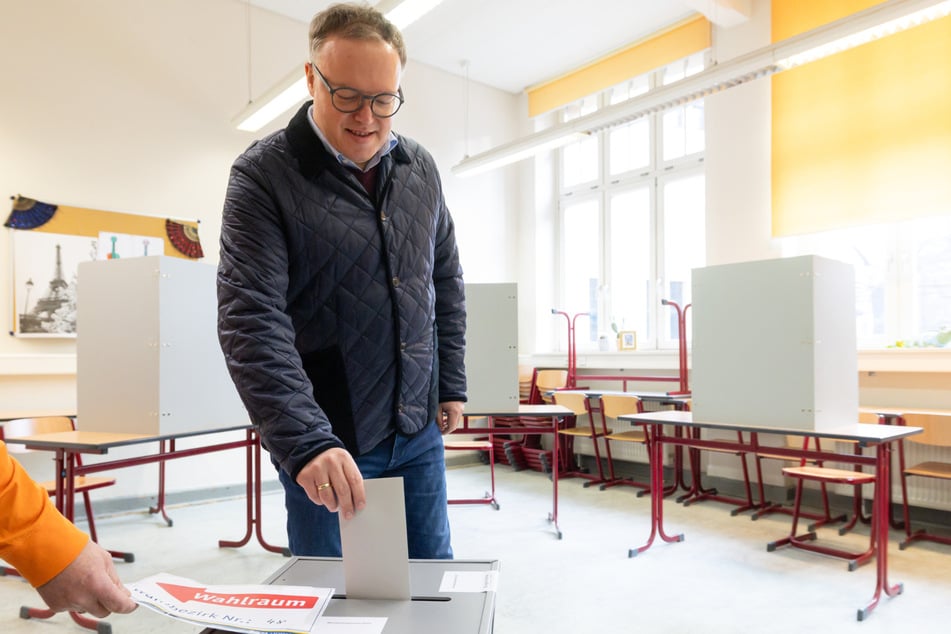 Thüringens Ministerpräsident Mario Voigt (48) gibt seine Stimme ab.