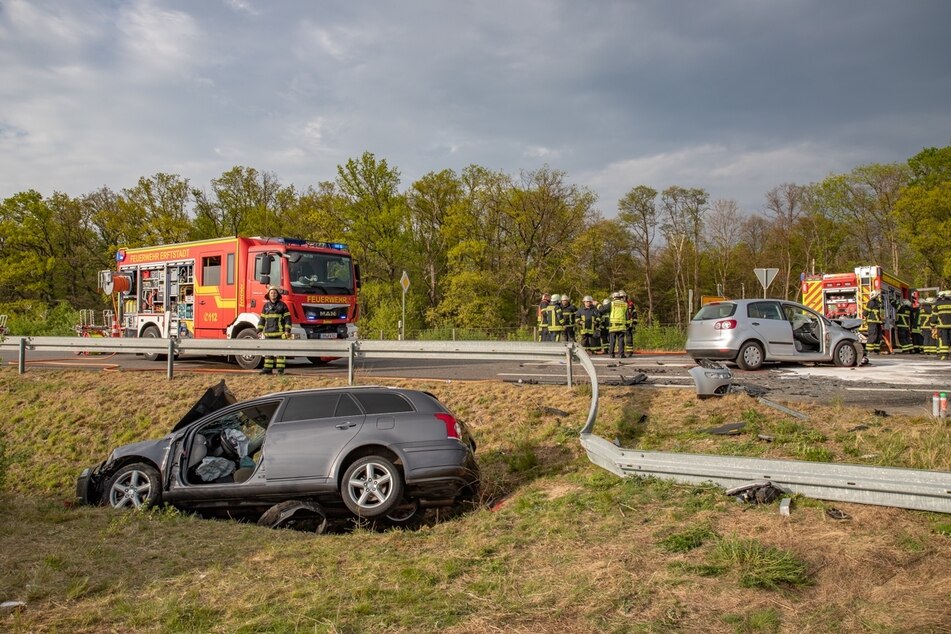 Ein Auto blieb im Graben liegen, das andere Auto stand nach dem Unfall auf der L33.