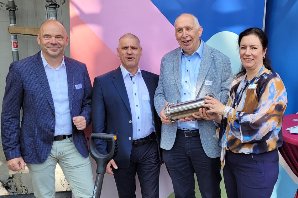 Verantwortliche von Instone Real Estate und der Wohnungsbaugenossenschaft Kontakt versenkten am Mittwoch eine Zeitkapsel.