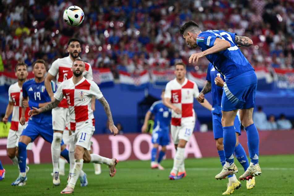 Bastoni (r.) vergab in der 27. Minute die große Chance der Italiener zur Führung gegen Kroatien.