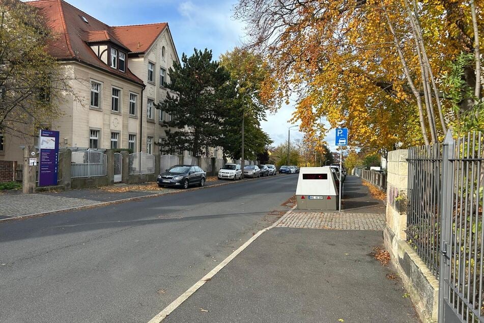 Auf der Coschützer Straße soll der Enforcement Trailer alle Autofahrer ablichten, die sich bergab nicht ans Tempo 30 halten.