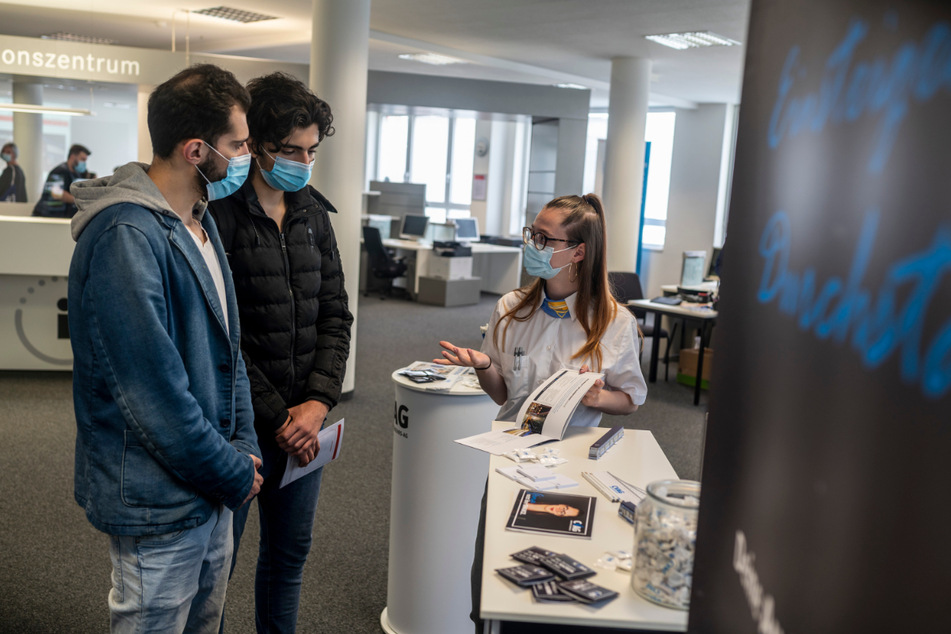 Bei "Azubi sucht Azubi" warben Firmen um ihre künftigen Auszubildenden. Wie die CVAG, deren Azubine Gina-Marie Haugner (21) bei Muhannad Alkadi (23) und Ahmad Alkadi (17) die Werbetrommel rührte.