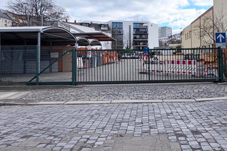 Leipzig: Zoff am Wertstoffhof: Fake-Polizist im rosa Shirt bedroht E-Auto-Fahrer