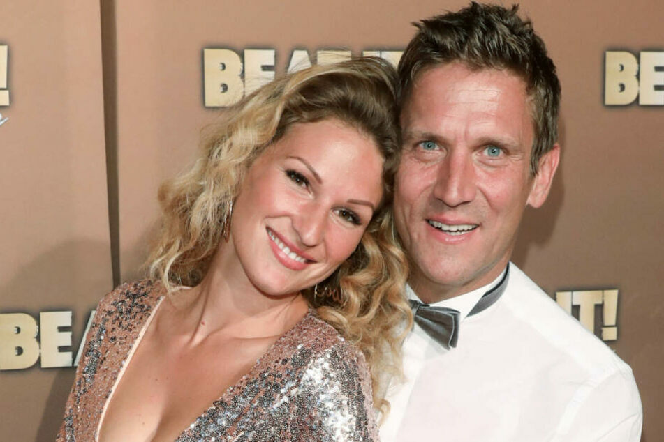 Janni Hönscheid (30, l.) und Peer Kusmagk (45, r.) haben sich bei "Adam sucht Eva" kennengelernt.