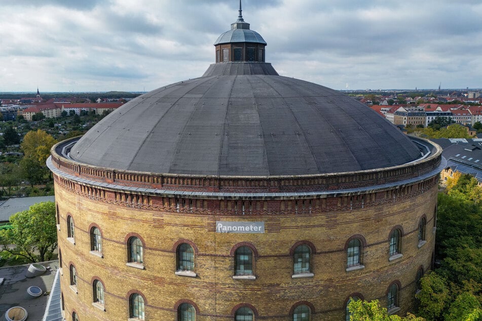 Der Schriftzug "Panometer" steht an einem, für riesige Panoramen genutzten, Gasometer in Leipzig.