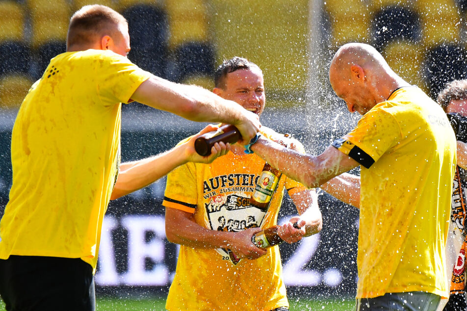 Sebastian Mai (27, l.) und Chris Löwe (32) weichten ihren Coach (r.) mit Feldschlößchen ein.