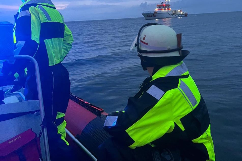 Am frühen Sonntagmorgen suchten zahlreiche Einsatzkräfte am Ostseestrand von Boltenhagen nach einem Vermissten. Der 56-Jährige wurde nur noch tot geborgen.