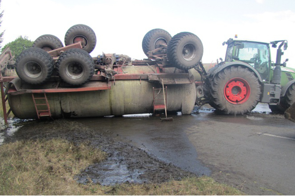 Ekel-Unfall: Traktor verteilt Rindergülle auf der Straße