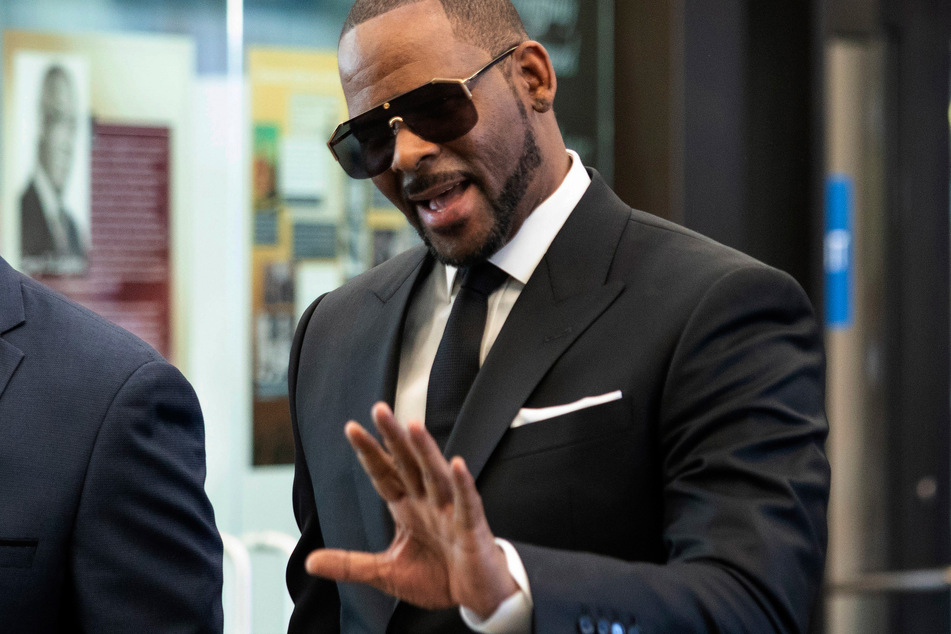 Im Prozess unter anderem wegen sexuellen Missbrauchs Minderjähriger gegen den früheren Pop-Superstar R. Kelly (54) hat eine weitere Zeugin ausgepackt.