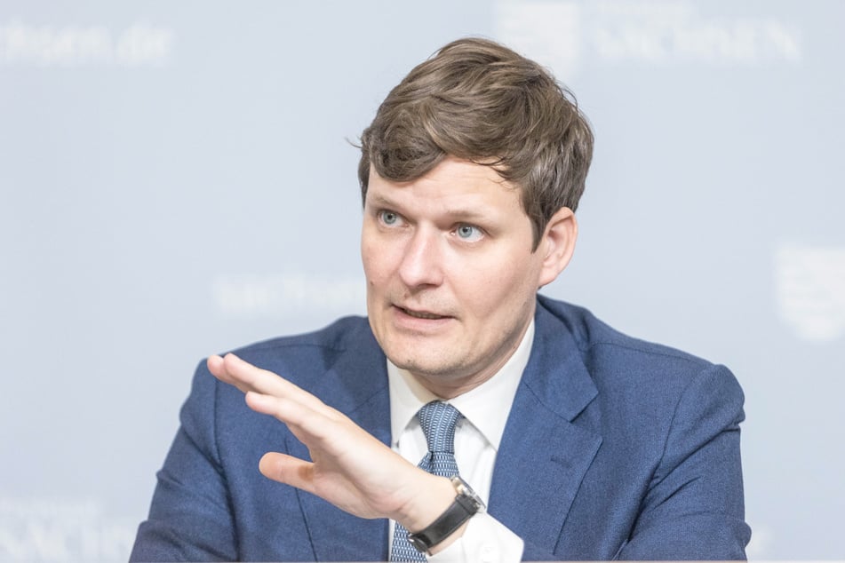 Kultusminister Conrad Clemens (42, CDU) will unpopuläre Maßnahmen durchsetzen, um den Ausfall von Unterricht an den Schulen zu halbieren.