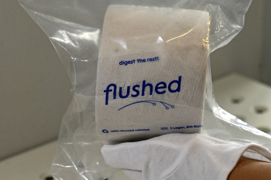 Reinschauen und staunen: Ausgestellt wird auch ein mit speziellen Mikroben behandeltes Toilettenpapier, das beim Säubern von Abwässern helfen soll.