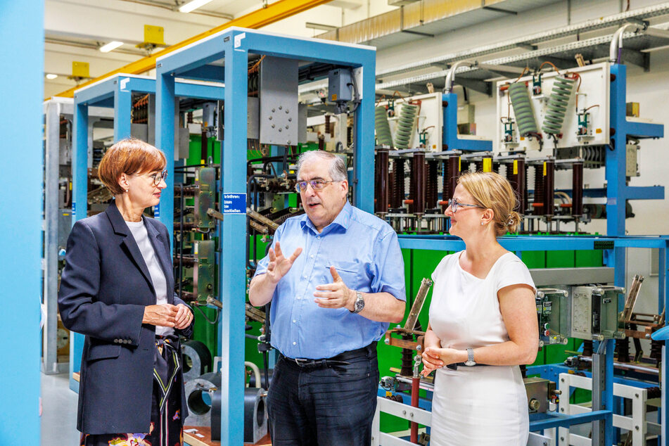 Joachim Wosnitza (65) erklärte Bundesministerin Bettina Stark-Watzinger (56, FDP, l.) und der kaufmännischen Direktorin Diana Stiller (47) seinen Aufgabenbereich.