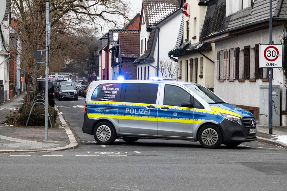 Zeitweise wurden Straßen von Beamten abgesperrt.
