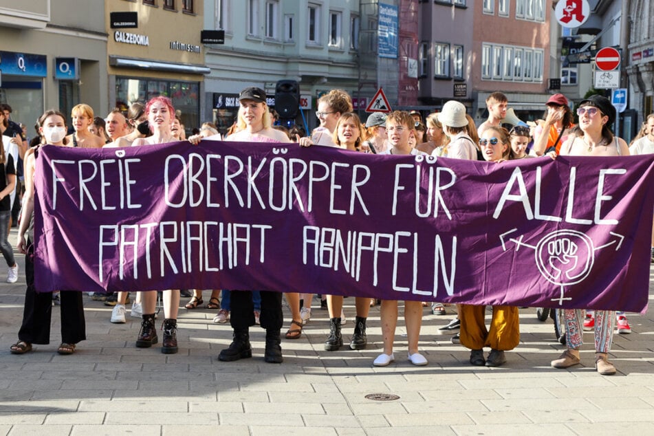 Jedes Jahr ruft das Oben-Ohne-Kollektiv Augsburg zum Protestmarsch auf.