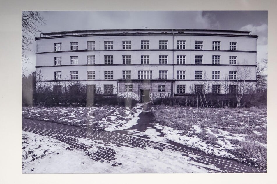 Eine Fotografie zeigt ein in den 1920er-Jahren erbautes Verwaltungsgebäude, das seit den 1990er-Jahren leer steht.