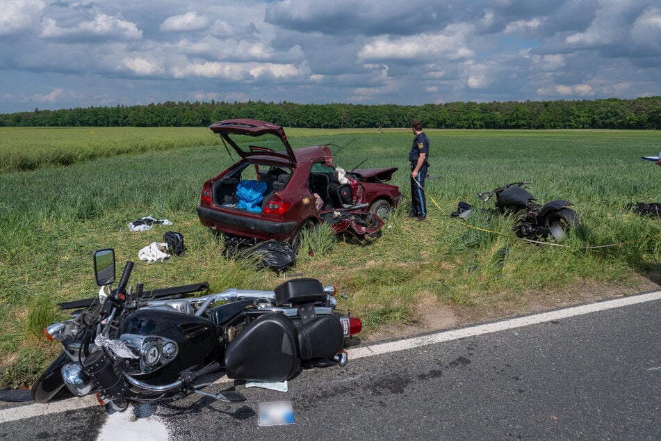 Bei dem Unfall in Fahrtrichtung Fach sind am Sonntagnachmittag zwei Menschen ums Leben gekommen.