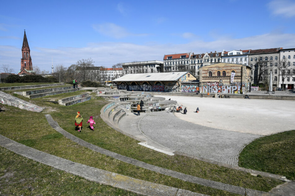 Vereinzelt spielen Kinder im Görlitzer Park im Stadtteil Kreuzberg.