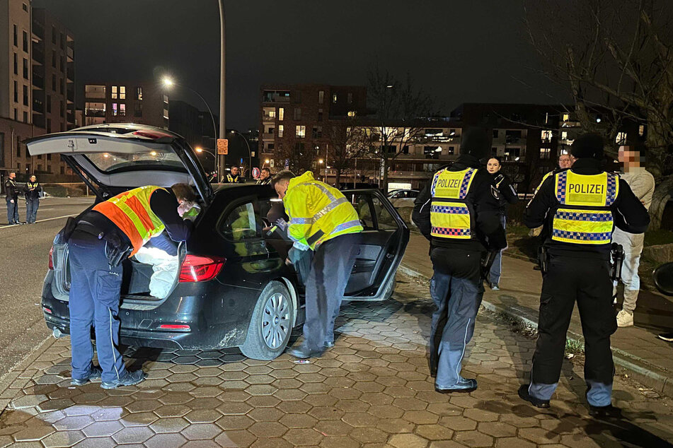 In Hamburg hat die Polizei in der Nacht zu Samstag Hunderte Fahrzeuge und Personen kontrolliert. Ein Auto-Fahrer flüchtete vor den Beamten.