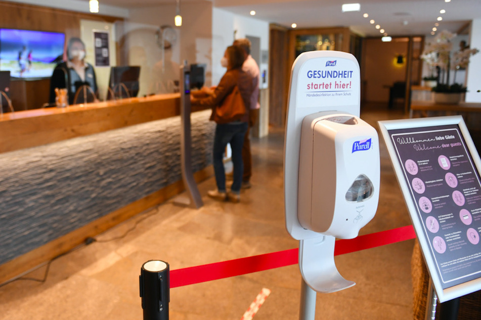 Ein Spender mit Desinfektionsmittel steht am Eingang eines Hotels. Seit Mittwoch dürfen Hotels in Bayern wieder für Gäste öffnen.