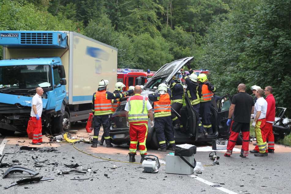 Die Rettungskräfte konnten den eingeklemmten Fahrer nicht sofort aus seinem Unfallauto befreien.