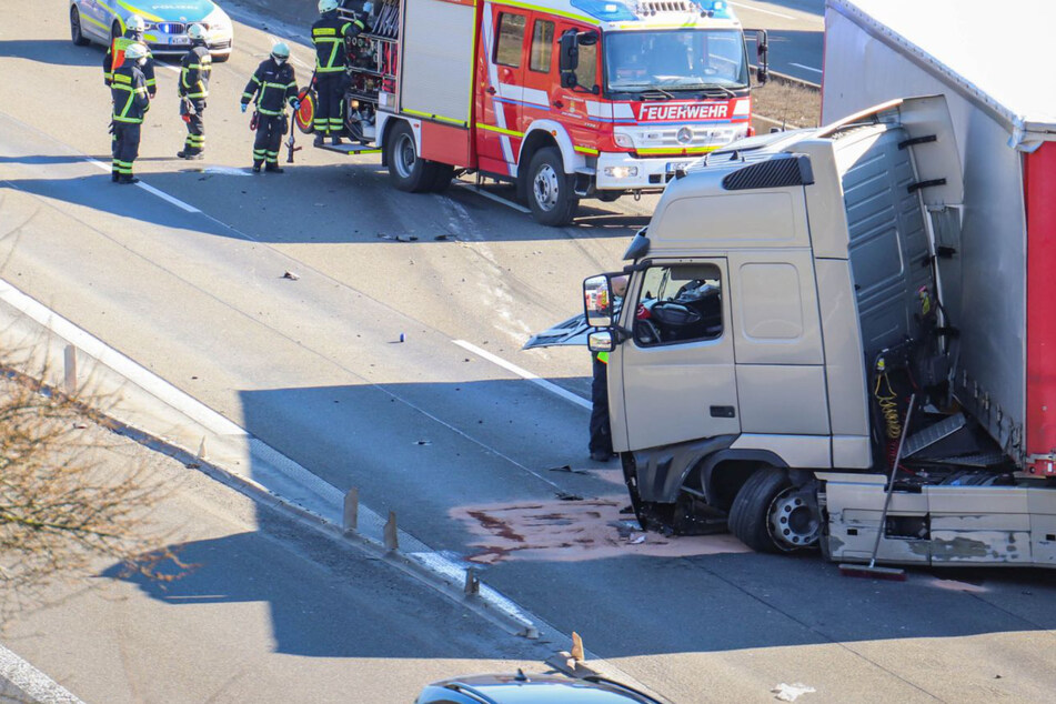 Unfall A3: Sattelschlepper rast auf A3 in Mittelleitplanke: Autobahn voll gesperrt