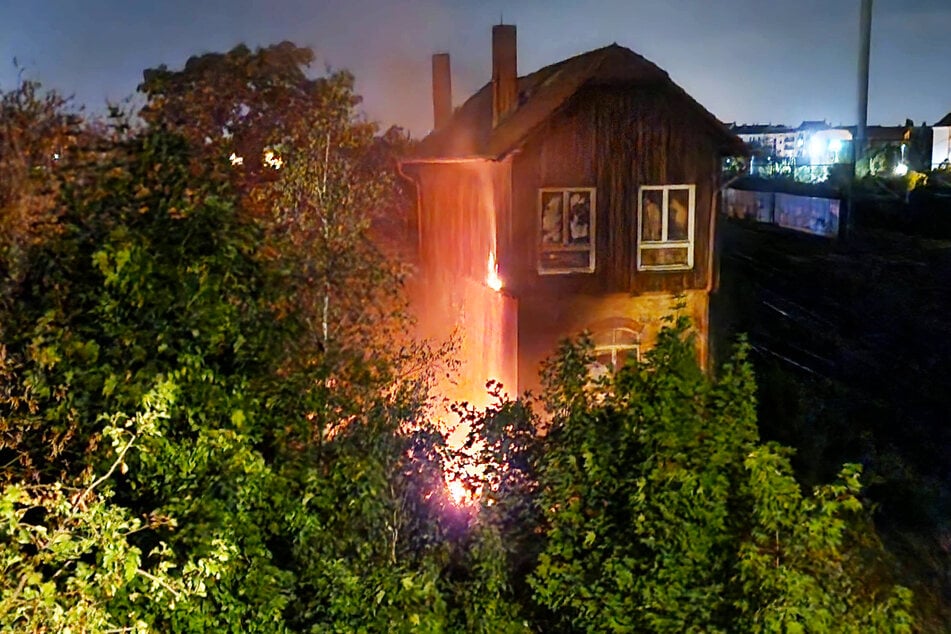 Leipzig: Feuerwehr gefordert: Ruine im Leipziger Osten in Brand