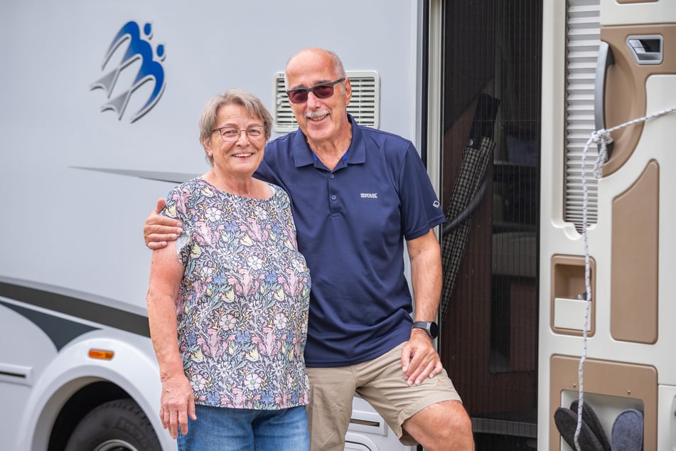 Inge (66) und Bert (67) aus Niederbayern sind am Dienstag in Dresden angekommen. Sie wollen im Urlaub mit dem Wohnmobil der Elbe Richtung Norden folgen.