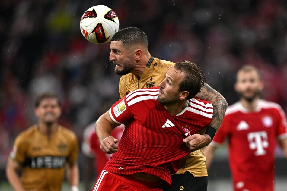 Stuttgarts Jeff Chabot (28, h.) kommt vor FCB-Knipser Harry Kane (33) an den Kopfball.