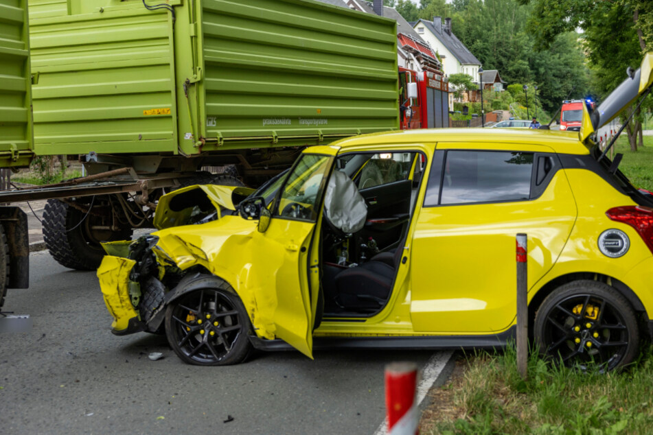 Suzuki kracht im Erzgebirge mit Traktor zusammen: Zwei Verletzte