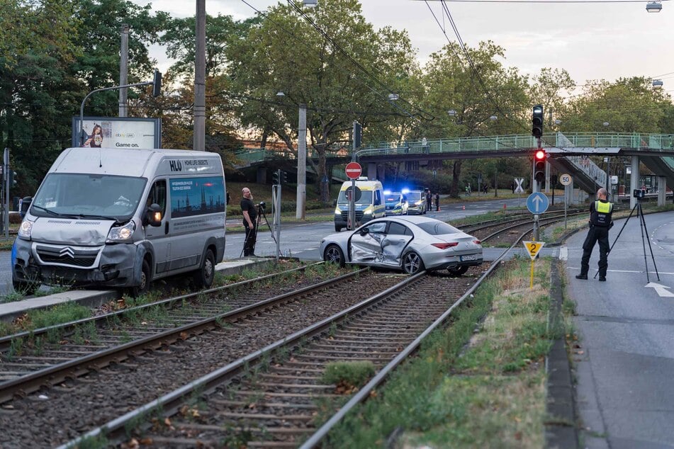 Die Polizei sucht Zeugen, die den Crash gesehen haben.