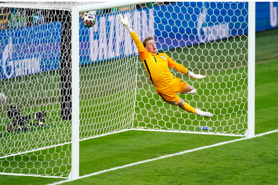...und schießt ihn zum 1:0 für Dänemark ins Netz. Englands Keeper Jordan Pickford ist erstmals bei diesem Turnier geschlagen.