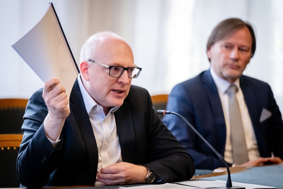 Ende Januar hatten OB Sven Schulze (53, SPD, l.) und Andreas Uhlig (64) von der Krieger-Gruppe den geplanten Ämter-Umzug in das frühere Kaufhof-Gebäude offiziell bekannt gegeben.