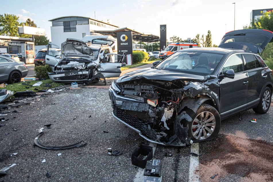 Die verunfallten Wagen wurden abgeschleppt.