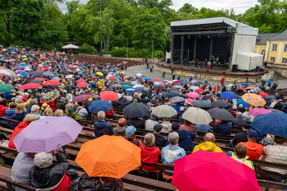 Obwohl das Wetter es mit dem Dixieland-Festival nicht gut meinte, ist in der Freilichtbühne "Jungen Garde" eine ausgelassene Stimmung.