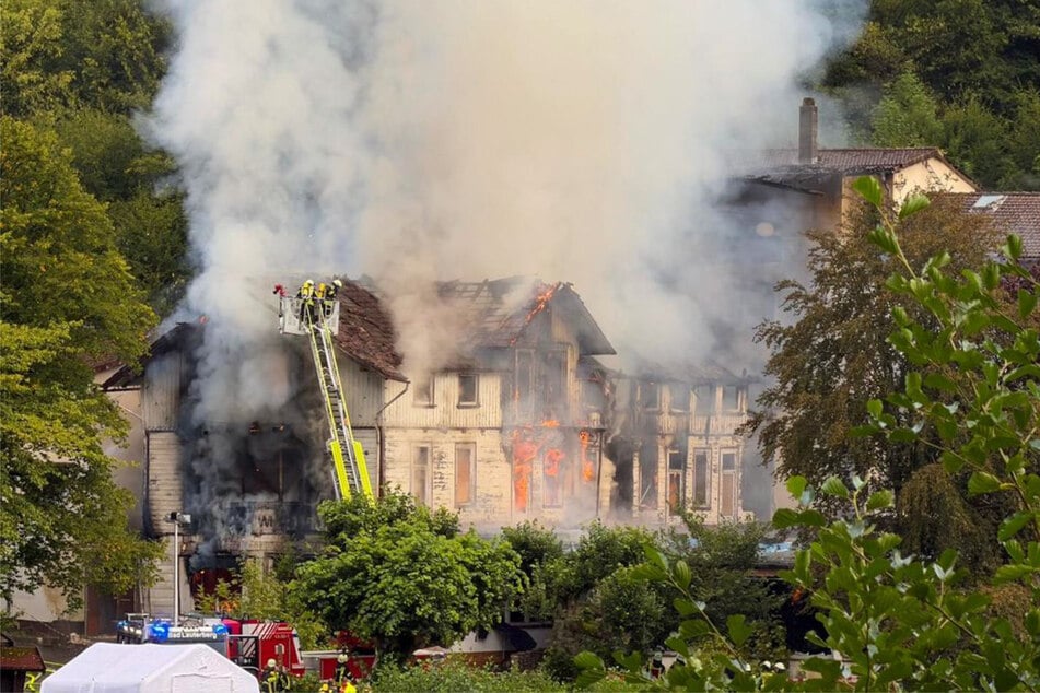 Im Harz ist ein ehemaliges Hotel in Brand geraten.