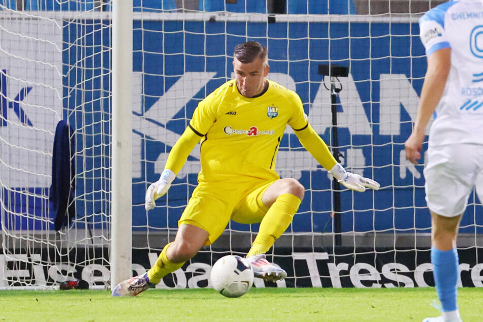 Ob mit Hand oder Fuß - Daniel Adamczyk (22) hielt seine Kiste in dieser Saison bisher sauber.