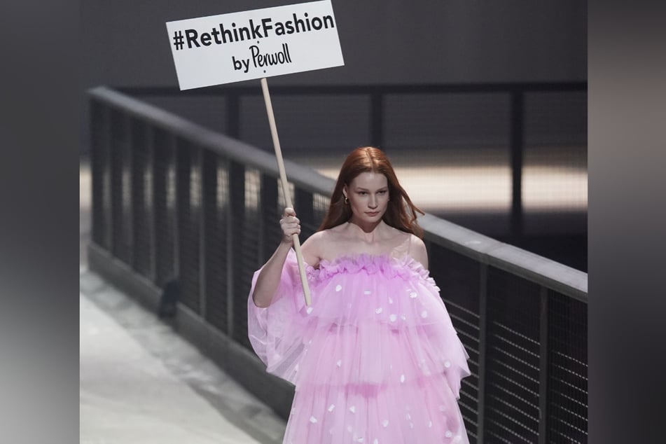 Jana Heinisch (26) präsentiert eine Kreation im Rahmen der Show "Rethink Fashion" von Perwoll bei der About You Fashion Week im Kraftwerk Berlin.