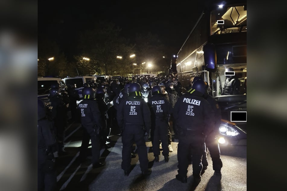 Am späten Abend wurden am S-Bahnhof Veddel auch noch zwei Reisebusse mit rund 120 heimkehrenden HSV-Fans kontrolliert.