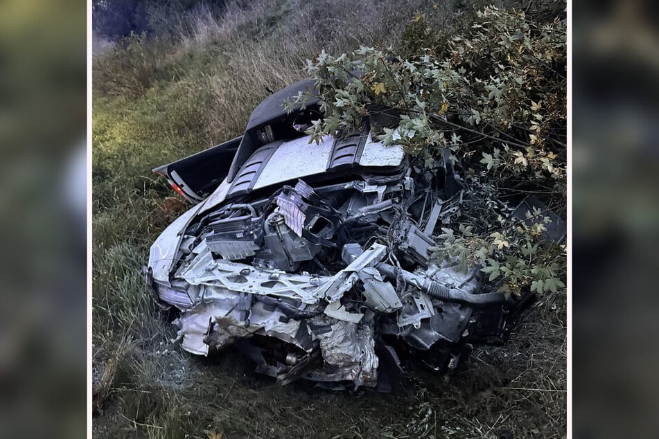 Der Sportwagen überschlug sich den Angaben nach mehrfach. Am Fahrzeug entstand Totalschaden.