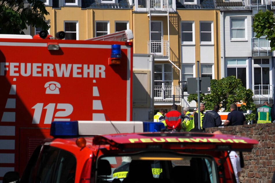 Feuerwehr und Rettungsdienst sind ebenfalls mit zahlreichen Kräften vor Ort.