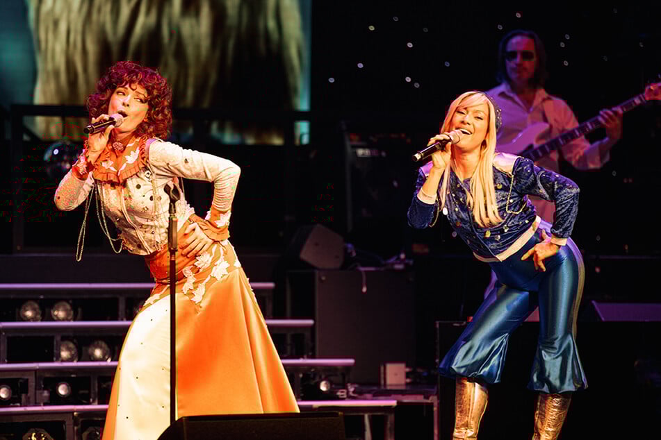 Ikonische Kostüme, perfekte Synchronität, stimmliche Power und spürbare Bühnenenergie: Dominique Lacasa (Anni-Frid, l.) und Rachel Hiew (Agnetha) erinnern nicht nur optisch an ihre Vorbilder, sondern bringen auch deren Spirit überzeugend auf die Bühne.