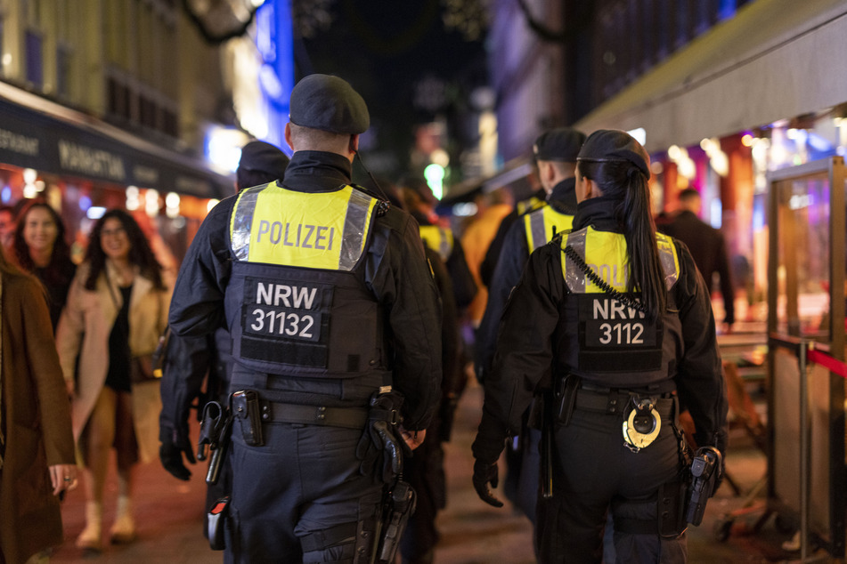 Nach einem Streit in der Düsseldorfer Altstadt fahndet die Polizei nach einem unbekannten Schläger. (Symbolbild)