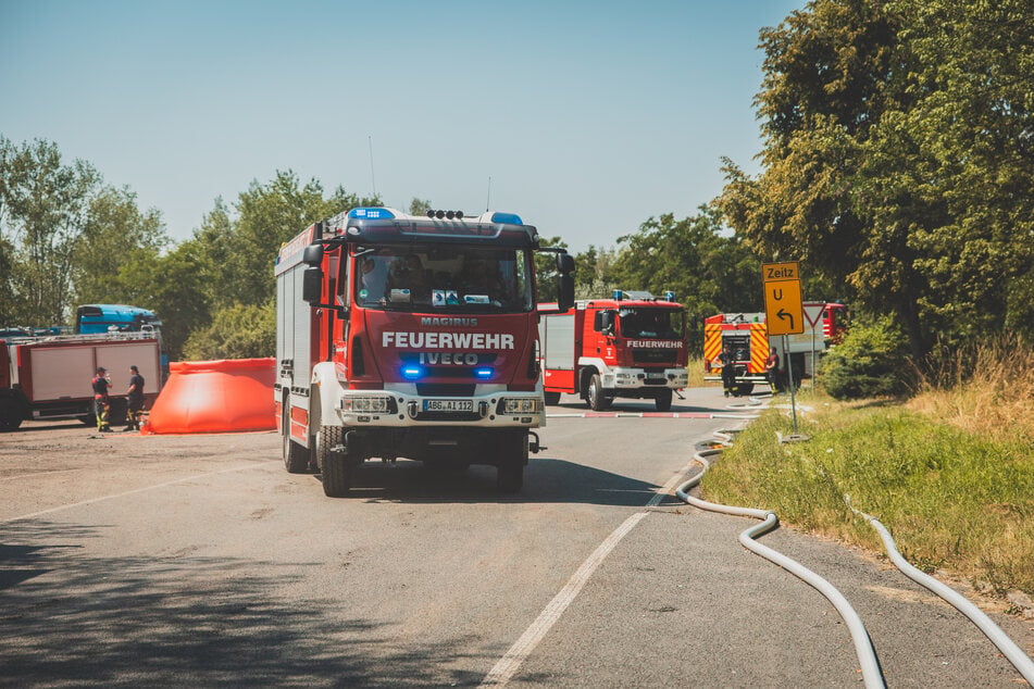 Die Feuerwehren kämpfen weiterhin gegen die Flammen.