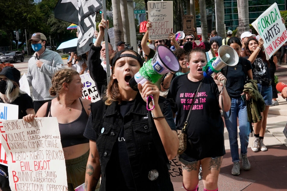 Nach der Ankündigung des Gouverneurs von Florida kam es in Miami zu Protesten.