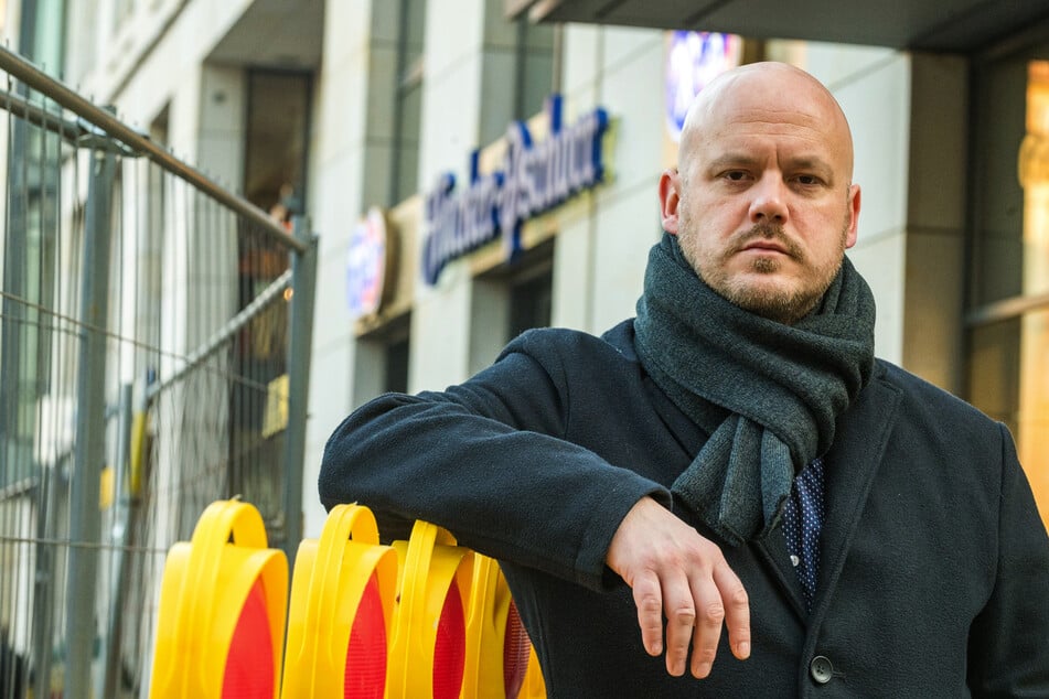 Seit 2021 hatte Daniel Fenske (43) wegen der Altmarkt-Sanierung eine Baustelle vorm Wirtshaus.