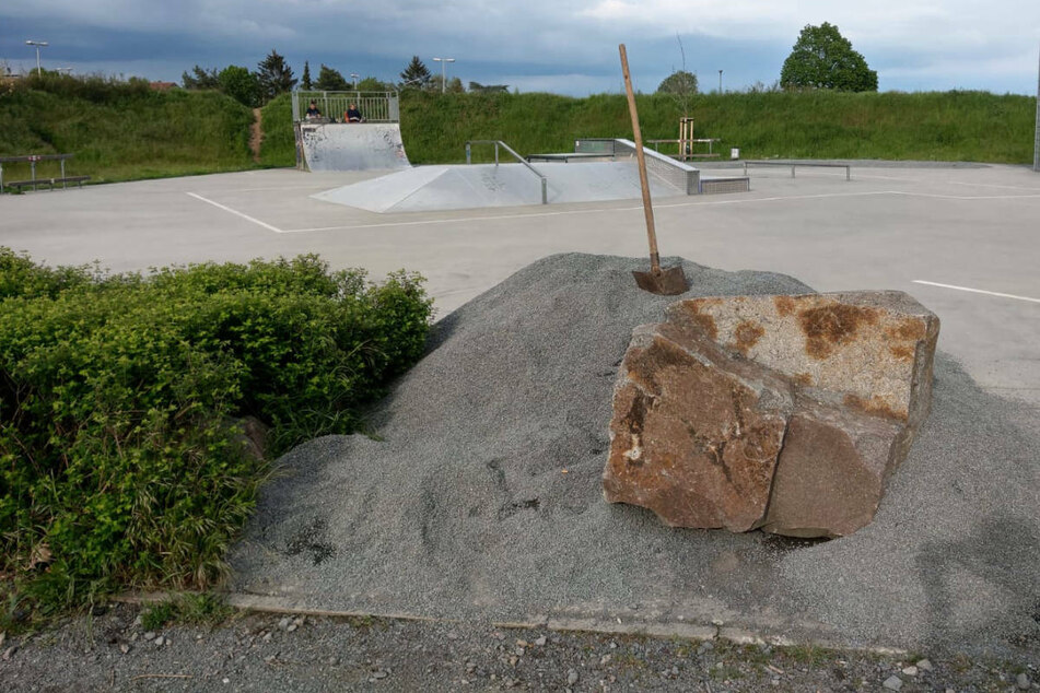 Der Skatepark in Dieburg wurde von Unbekannten wider vom Rollsplit befreit.