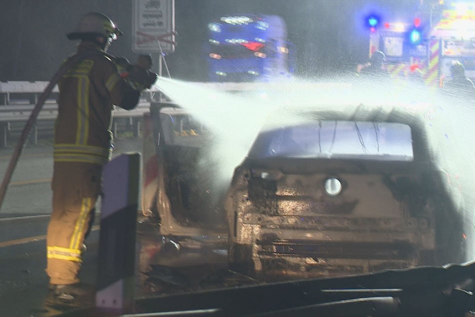Die Feuerwehr löschte den in Brand stehenden Wagen.