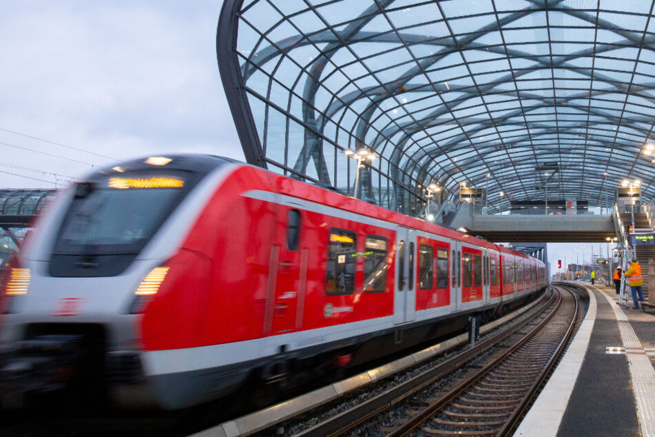 Bahnen, Busse und Fähren sollen auch während des Teil-Lockdowns in Hamburg weiterfahren. (Archivbild)