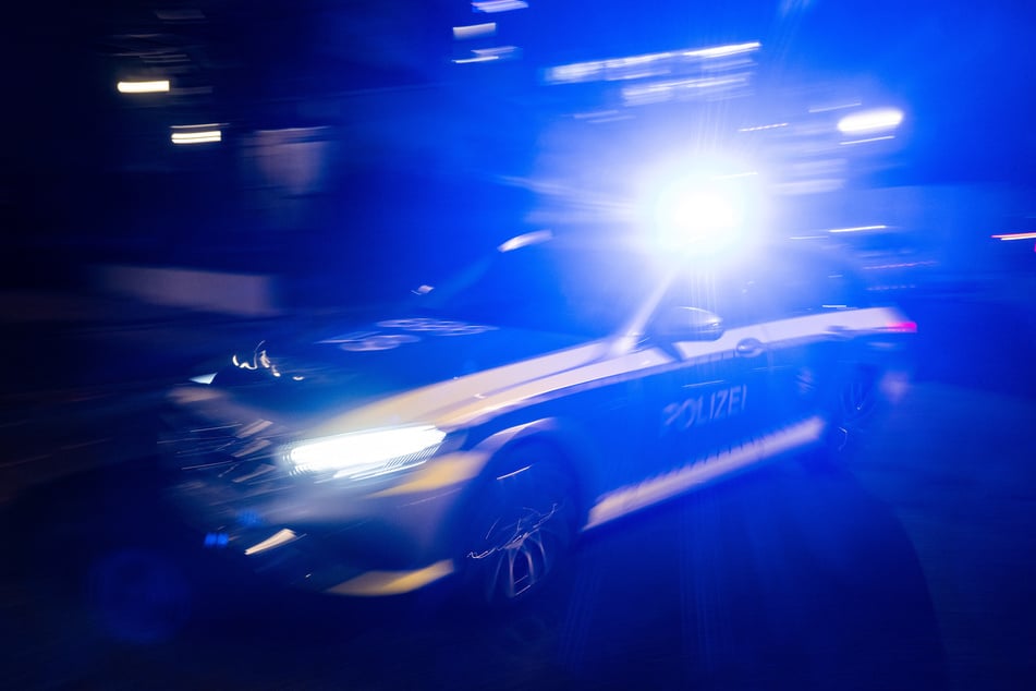 Dresden: Mann fährt Schlangenlinien in Kaditz und kracht gegen Bordstein: Polizei lässt ihn pusten