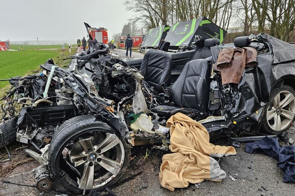Tödlicher Fahrfehler: BMW nach Crash total zerstört - zwei Tote